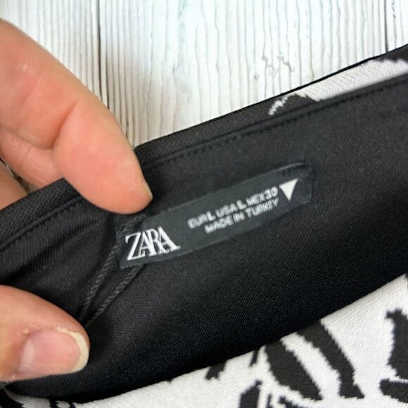 NWT Zara Women's L Cropped Asymmetrical Black and White Floral Tank Top - Picture 3 of 4